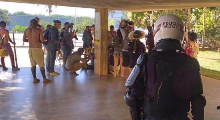 Indígena fica ferido em confronto com a PM na frente da Câmara dos Deputados, em Brasília