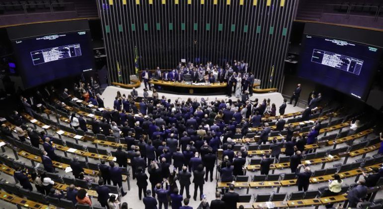 Plenário da Câmara lotado, para eleição do novo presidente da Casa, no início de fevereiro. Atividades presenciais estariam por trás do aumento de casos de Covid-19.