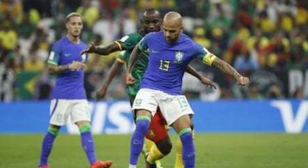 Daniel Alves foi titular diante de Camarões
