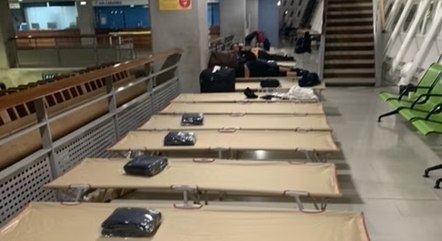 Camas improvisadas para passageiros, no aeroporto de Guadalupe