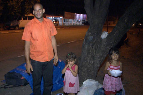 Ronald e as duas filhas vivem nas ruas de Boa Vista (RR)