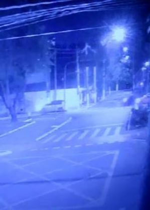 Câmeras mostram moto atrás de carro antes do assalto