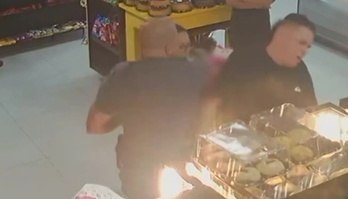 Câmeras flagram PM agredindo homem que tentava doar roupas 