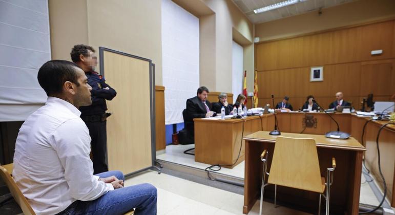 Câmeras viram inimigas de Daniel Alves durante julgamento na Espanha 2