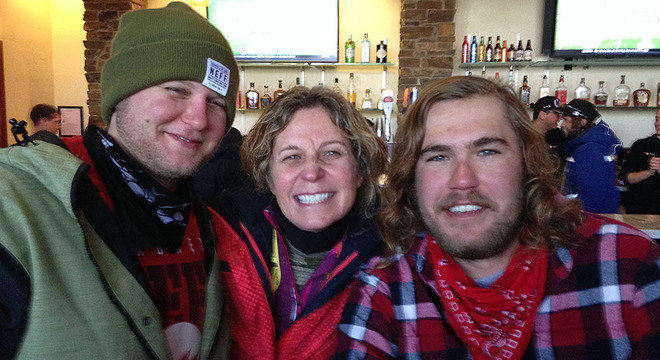 Cameron (à dir.), com membros de sua família, antes da tentativa de suicídio 