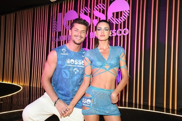 Camila Queiroz posou ao lado do marido, Klebber Toledo, e exibiu o top com saia e muito brilho, feitos com o tecido de abadá