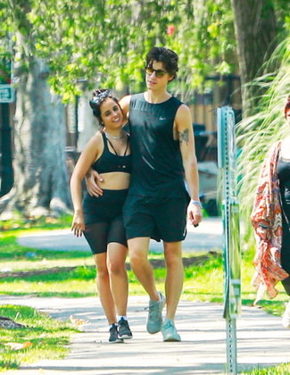 Durante o passeio no parque, o casal também caminhou abraçadinho. Camila recebeu comentários maldosos e críticas após se exercitar com um look parecido com o da foto. Ela falou sobre o dia em que foi fotografada: 