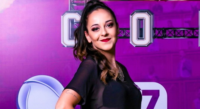 Camila Florence é cantora, instrumentista e artista plástica