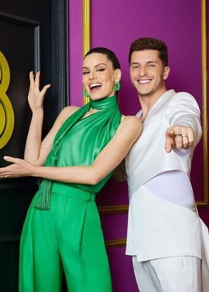 Camila Queiroz e Klebber Toledo, apresentadores de Casamento às Cegas: Brasil  