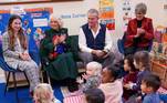 Na creche — que oferece cuidados infantis e educação a crianças de até 5 anos —, a rainha consorte participou de um chá de ursinhos de pelúcia com os alunos e duas estrelas do filme 'Paddington': Hugh Bonneville e Madeleine Harris