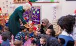 Os brinquedos foram entregues em mãos pela rainha consorte, Camilla Parker, à Barnardo's Bow, uma instituição infantil que distribuirá os ursinhos a crianças carentes em todo o Reino Unido