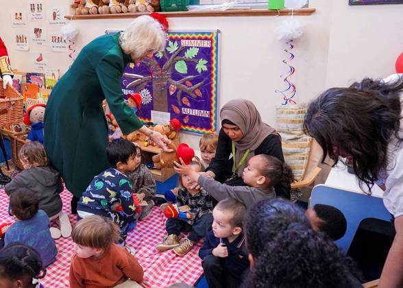Os brinquedos foram entregues em mãos pela rainha consorte, Camilla Parker, à Barnardo's Bow, uma instituição infantil que distribuirá os ursinhos a crianças carentes em todo o Reino Unido