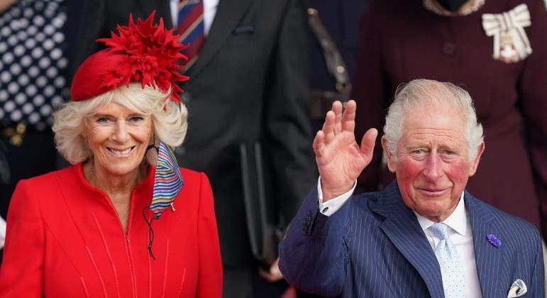 Duquesa da Cornualha e príncipe Charles são vistos após cerimônia em Cardiff, País de Gales