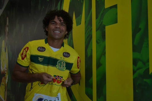 Camilo (meia - 35 anos): Outro que é muito conhecido no futebol brasileiro é Camilo. As atuações marcantes por Chapecoense e Botafogo - além de passagens por Cruzeiro, Sport e Internacional - o fizeram ganhar notoriedade. Nem sempre é titular no Mirassol, mas mostrou sua importância. Na partida contra o Grêmio, fez um gol e deu uma assistência, embora tenha sido expulso depois. No Paulistão também já deu um passe para gol. Contrato vai até 27/09/2022. 