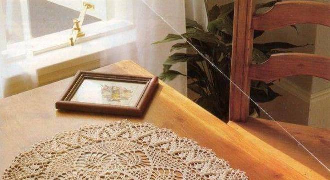 caminha de mesa de crochê oval bege