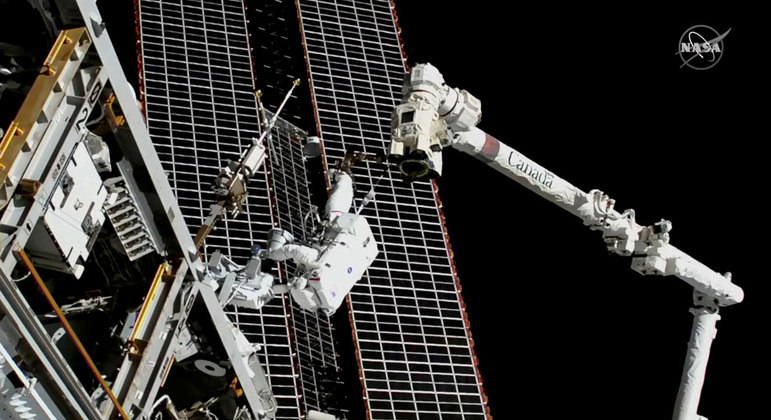Caminhada espacial foi adiada por mais de 48 horas devido a destroços no espaço