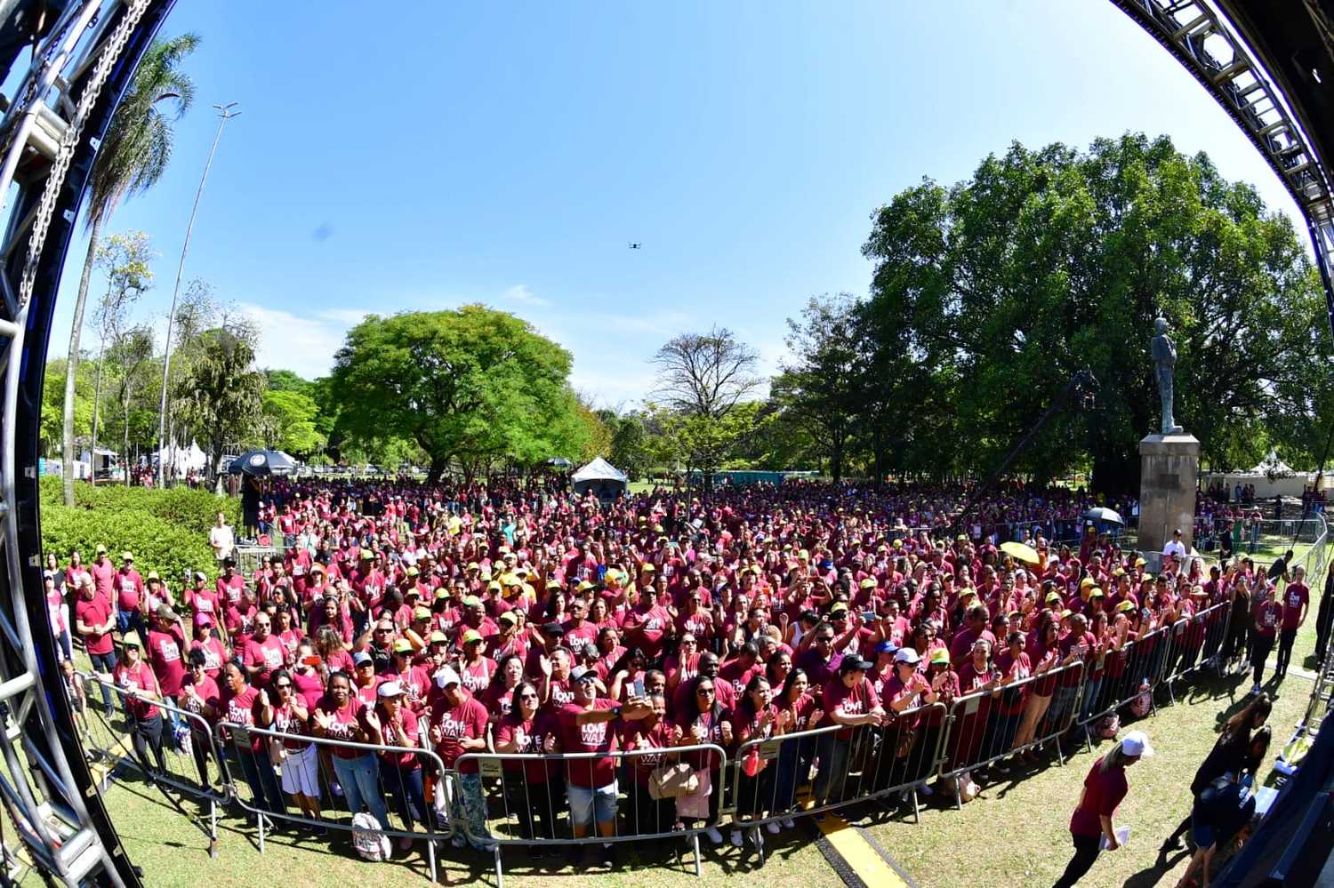 A Caminhada do Amor, evento promovido pela Igreja Universal, reuniu, neste sábado (29), milhares de pessoas no parque Ibirapuera, na zona sul de São Paulo