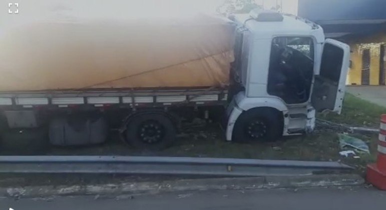 Caminhão colidiu com poste após ser abandonado pelo motorista
