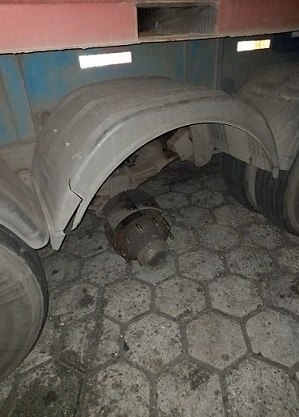 Caminhão soltou duas rodas na Rodovia dos Bandeirantes