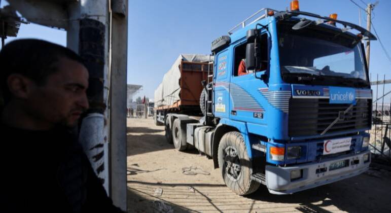 Caminhão com ajuda humanitária cruza a fronteira entre Gaza e o Egito durante a trégua da guerra
