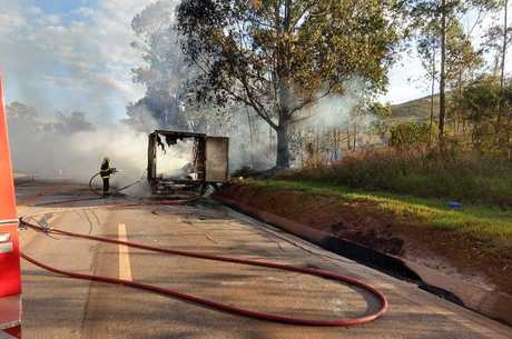 Bombeiros tentam apagar as chamas
