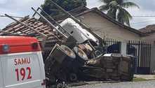 Caminhão tomba, atinge casa, carro e deixa um morto em Pedra Azul (MG) 