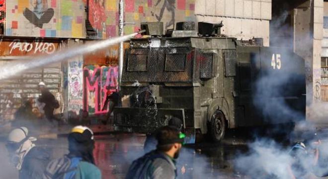 Tribunal chileno prohíbe a vehículos blindados utilizar chorros de agua durante las protestas – Noticias