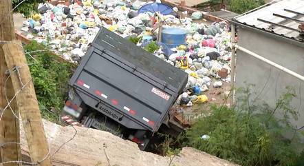 Caminhão ficou suspenso sobre a casa 