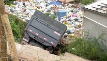 Caminhão de lixo cai sobre casa em Coronel Fabriciano (MG) 