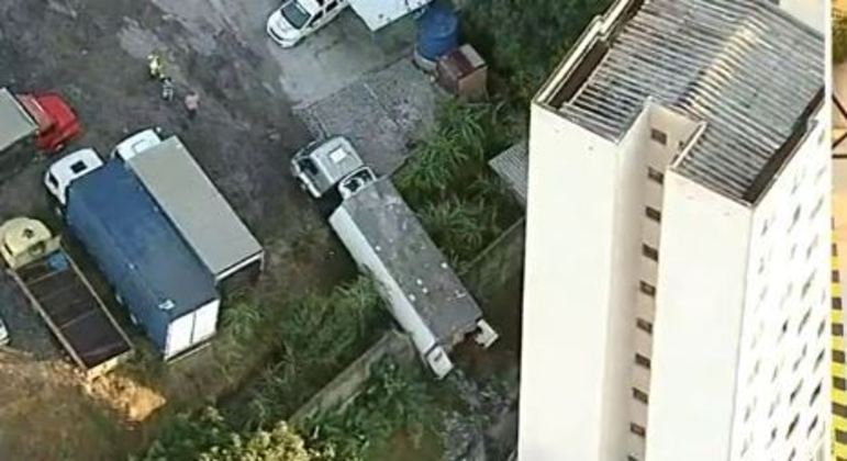Caminhão roubado quase cai de ribanceira em condomínio de SP