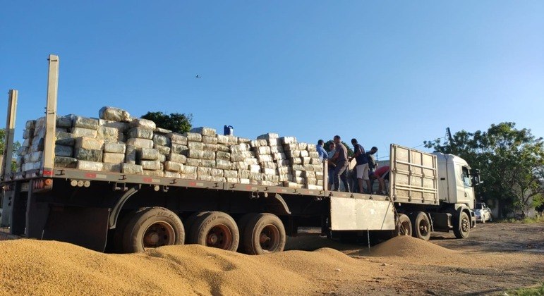 Caminhão com 7,4 toneladas de drogas apreendidas em SP