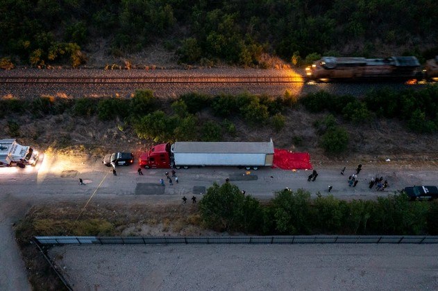 Cinquenta imigrantes ilegais foram encontrados mortos em um caminhão abandonado nos arredores de San Antonio, no estado americano do Texas. O veículo estava transportando dezenas de pessoas que deixaram seus países na América do Sul e na América Central para tentar entrar nos EUA