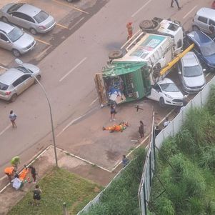 Caminhão de lixo tomba sobre três carros no DF e funcionários ficam feridos