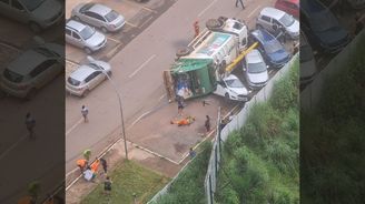Caminhão de lixo tomba e atinge carros no DF; veja vídeo (Reprodução/WhatsApp - 22.03.2023)