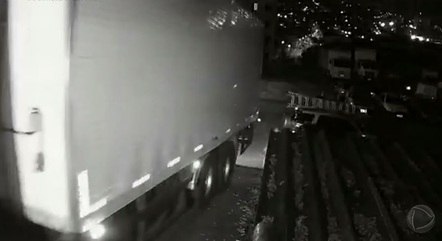 Câmeras de segurança registraram o momento em que o caminhão desce, desgovernado 
