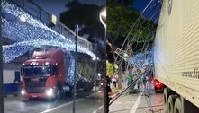 'Destruiu o Natal': caminhão invade via e estraga decoração natalina em SP