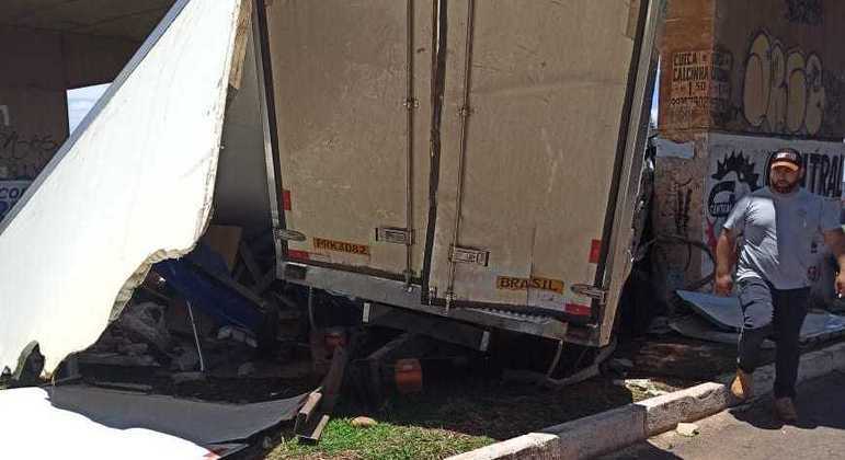 O caminhão ficou destruído com o impacto da colisão