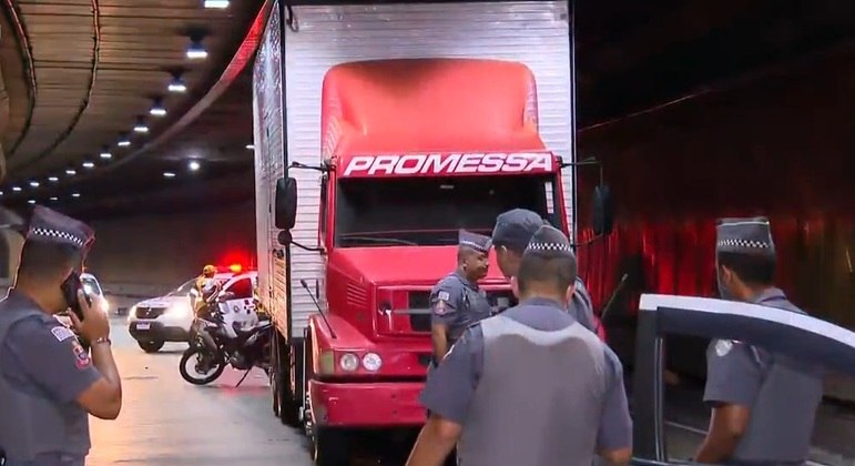 Caminhão entala no túnel Ayrton Senna e provoca trânsito em SP - Notícias -  R7 São Paulo