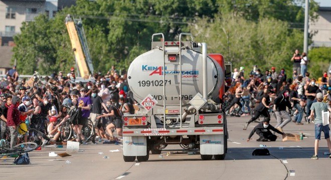 Motorista de caminhão-tanque avança contra manifestantes em Minneapolis
