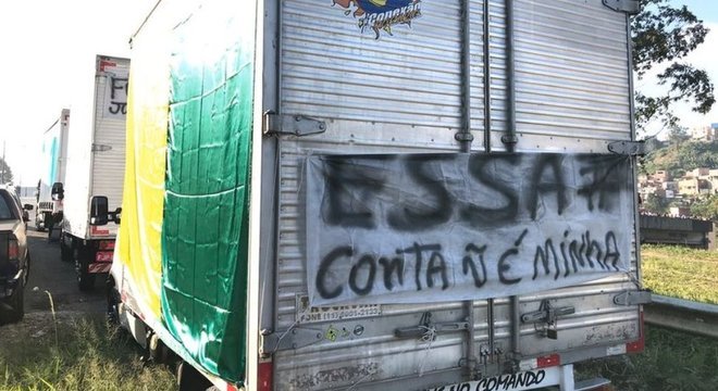  Caminhões parados na Via Anchieta, em São Paulo, neste domingo

