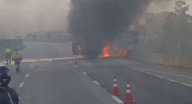 Caminhão de lixo pega fogo e interdita a Rodovia Ayrton Senna