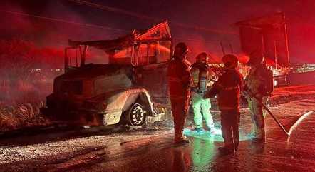 Agentes do Corpo de Bombeiros controlam incêndio em caminhão no acostamento da BR-060