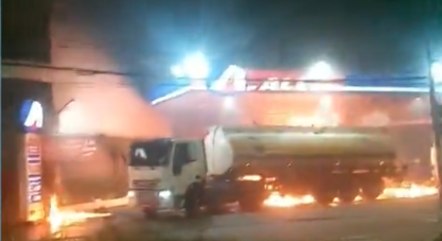 Caminhão-tanque no posto de gasolina que pegou fogo na avenida Sumaré, na zona oeste de SP