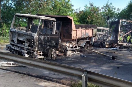 Caminhões também foram queimados
