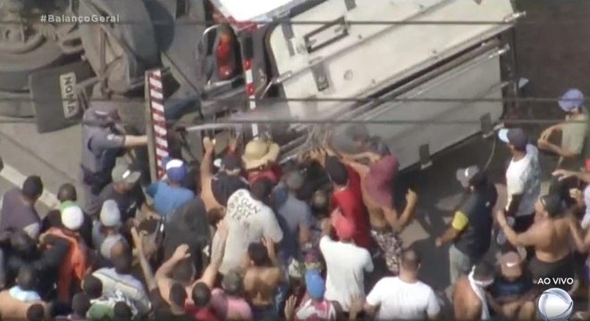 Queda do caminhão durante resgate gerou conflito entre policiais e populares
 