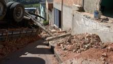 Caminhão carregado de tijolos tomba e atinge muro de casa em Belo Horizonte 