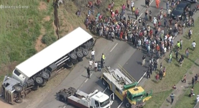 Multidão respeitou o resgate até o momento em que caminhão caiu outra vez
