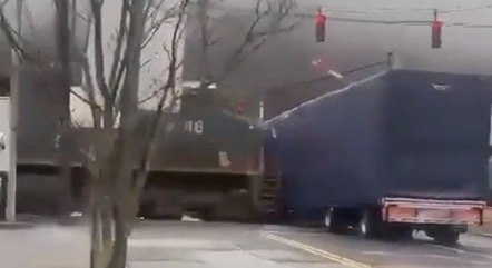 Trem destruiu o caminhão com o impacto