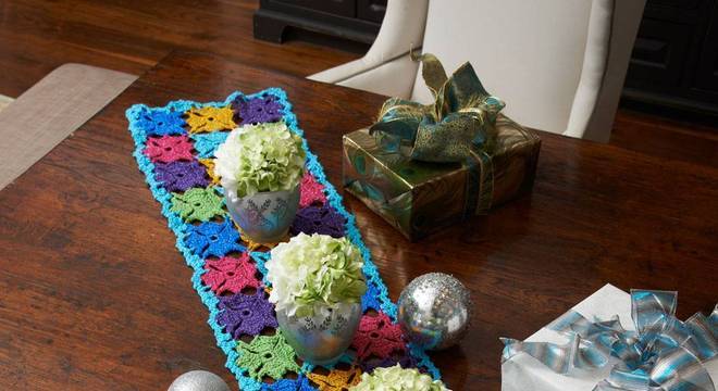 Caminho de mesa de crochê azul comprido