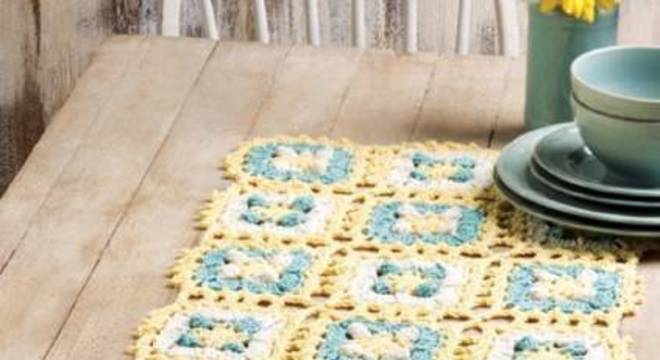 Caminho de mesa de crochê azul e amarelo 